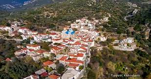 Bovenaanzicht van Skouraika op Samos met huizen tussen het groen.