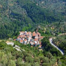 Il villaggio Neochori a Samo con case tradizionali e vegetazione.