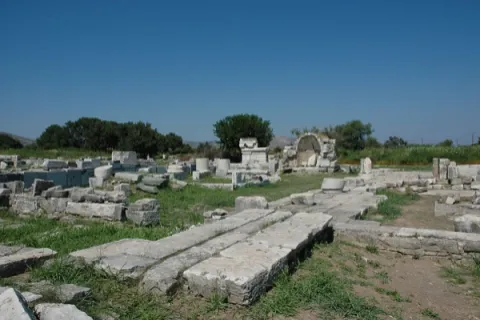 Rovine degli antichi bagni termali nel sito archeologico delle Terme di Samo