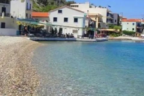Spiaggia Avlakia a Samo con acque limpide e paesaggio tranquillo