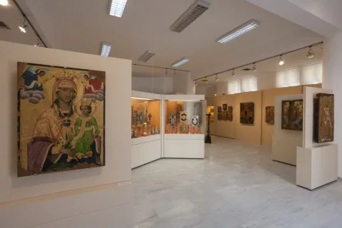 Het Kerkelijk Museum van de Metropool van Samos met religieuze kunstvoorwerpen
