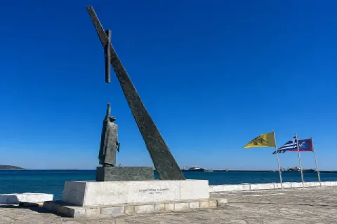 Το άγαλμα του Πυθαγόρα στο Πυθαγόρειο Σάμου με φόντο τη θάλασσα