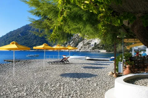 Strand Avlakia op Samos met kristalhelder water en rustiek uitzicht