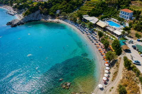 Glicorisa Strand bij Pythagorio op Samos met rustig water, kleine kiezels en georganiseerde ligbedden