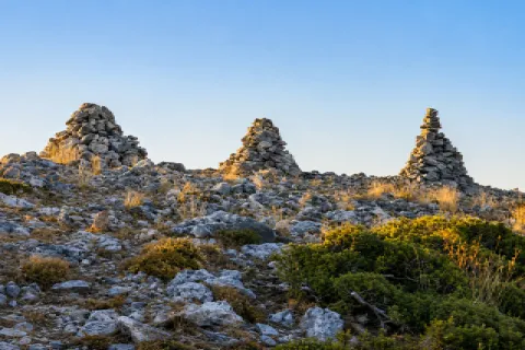 Ερείπια από το Κάστρο Λαζάρου στον Καρβούνη, μέσα σε φυσικό τοπίο