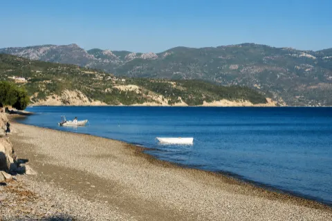 La spiaggia di ciottoli di Velanidia vicino a Ormos Marathokampou a Samo