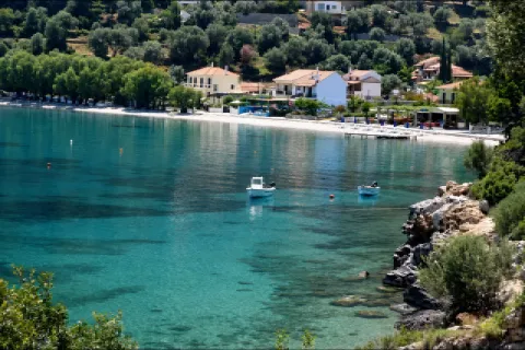 Spiaggia Kerveli a Samo con acque limpide e panorama sull’Asia Minore