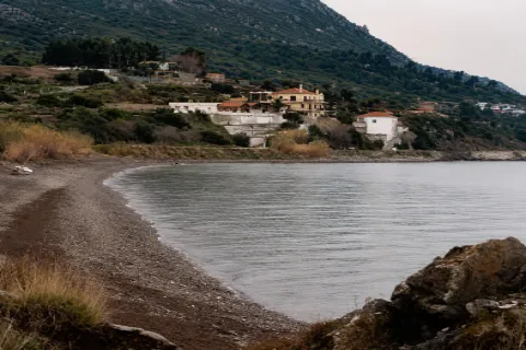 Strand Petalides (Kourountere) auf Samos mit Kiesküste und klarem blauem Wasser