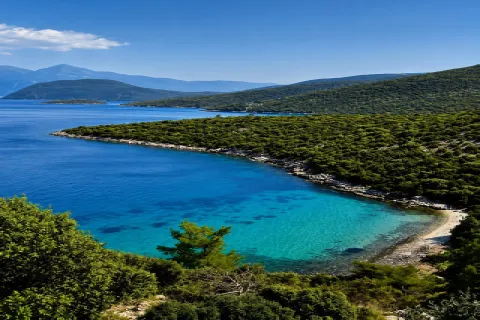 Η απομονωμένη παραλία Μικρή Λάκκα στην ανατολική Σάμο με ψιλό βότσαλο, πεύκα και καθαρά γαλαζοπράσινα νερά