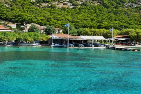 Baai van Poseidonio op Samos met rustig water, tavernes aan het water en uitzicht op Klein-Azië