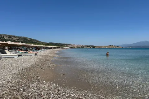 Παραλία Πυθαγορείου στη Σάμο με καθαρά γαλάζια νερά δίπλα στον παραθαλάσσιο οικισμό