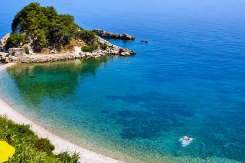 Παραλία Σβάλα στη Σάμο με μεγάλα βότσαλα και καθαρά γαλάζια νερά στη βόρεια ακτή