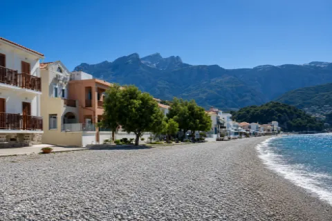 Παραλία Κοκκαρίου – Ταρσανάς στη Σάμο με βοτσαλωτή ακτή και καθαρά γαλάζια νερά