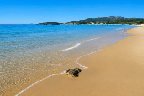 Η παραλία Ψιλή Άμμος Μαραθοκάμπου με χρυσή άμμο και ήρεμα ρηχά νερά