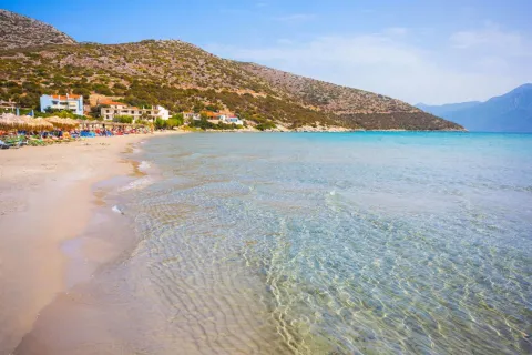 Strand Psili Ammos op Samos met goud zand en ondiep turquoise water