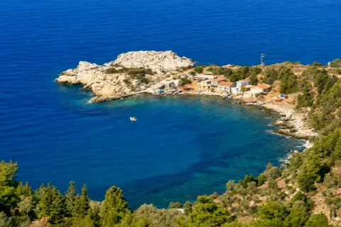 Ο παραδοσιακός ταρσανάς του Αγίου Ισιδώρου με ξύλινα σκαριά και θέα στη θάλασσα