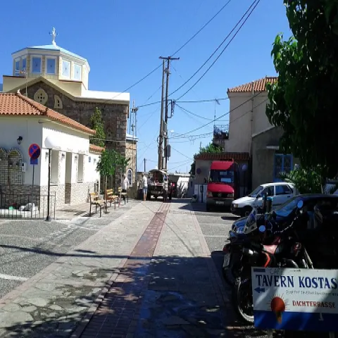 Bergdorp Drakaioi op Samos met stenen huizen en zeezicht.