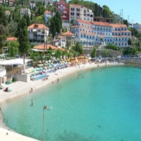 Strand Gagkou op Samos met rustig water en strandbedjes vlak bij Vathy