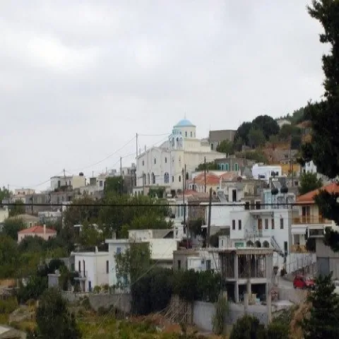 Uitzicht op Kallithea op Samos met traditionele huizen en natuurlijk landschap