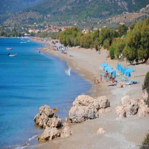 Spiaggia e villaggio di Kampos a Marathokampos, Samo, con strutture turistiche e mare calmo.
