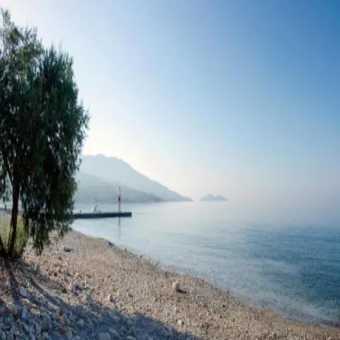 Ormos di Koumaeika a Samo con barche tradizionali e mare tranquillo.