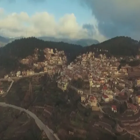 Overzicht van Platanos op Samos te midden van bos en zicht op de Karvounis-berg.