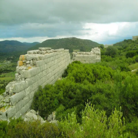 Reste der Mauern des Polykrates im antiken Samos
