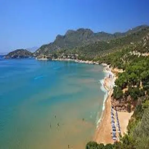 Spiaggia Psili Ammos a Marathokampos con sabbia dorata e acque tranquille e poco profonde