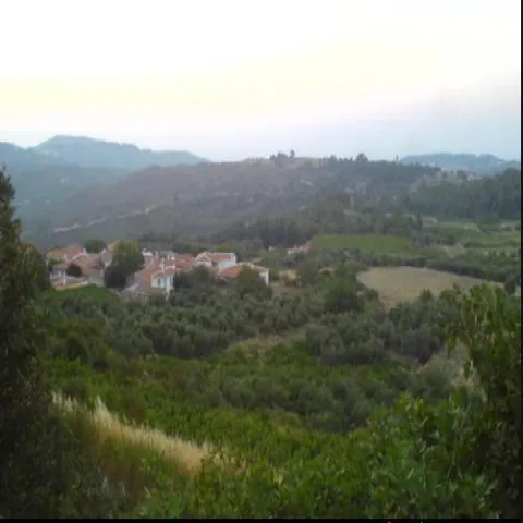 Il villaggio Sourides a Samo su una collina sopra Karlovasi, immerso nel verde.