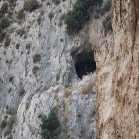 Eingang der Höhle des Pythagoras an den Hängen des Berges Kerkis auf Samos
