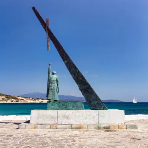 Statue des Pythagoras in Pythagorio, Samos, mit Blick aufs Meer