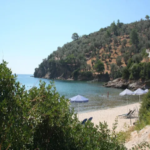 Spiaggia Limnionas a Samo con mare limpido, scogli e paesaggio naturale vicino a Marathokampos