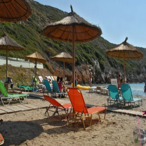 Strand Livadaki op Samos met turquoise water, wit zand en tropische uitstraling