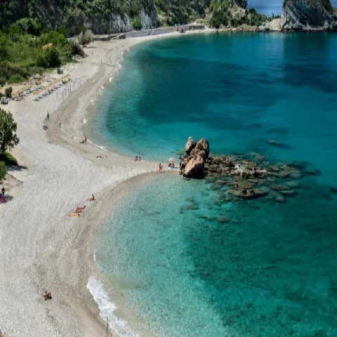 Strand Potami op Samos met grote kiezels, ruige natuur en uitzicht op Karlovasi