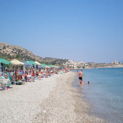 Strand Potokaki op Samos met parasols, beachbars en uitzicht op de Ikarische Zee