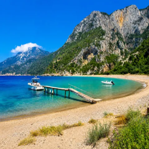 Η παραλία Μεγάλο Σεϊτάνι στη Σάμο με γαλαζοπράσινα νερά και φυσική απομόνωση
