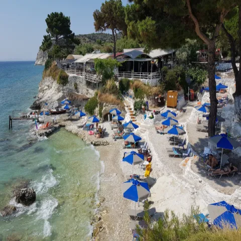Pappa Beach auf Samos mit weißen Felsen, türkisfarbenem Wasser und chilliger Stimmung bei Heraion