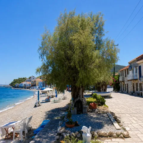 Spiaggia di Ireon a Samo con ciottoli, tratti sabbiosi e acque limpide e calme