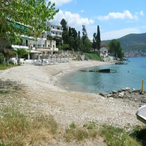 Παραλία Ροδίτσες στη Σάμο με βοτσαλωτή ακτή και καθαρά γαλάζια νερά