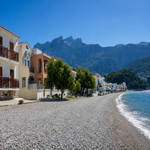 Παραλία Κοκκαρίου – Ταρσανάς στη Σάμο με βοτσαλωτή ακτή και καθαρά γαλάζια νερά