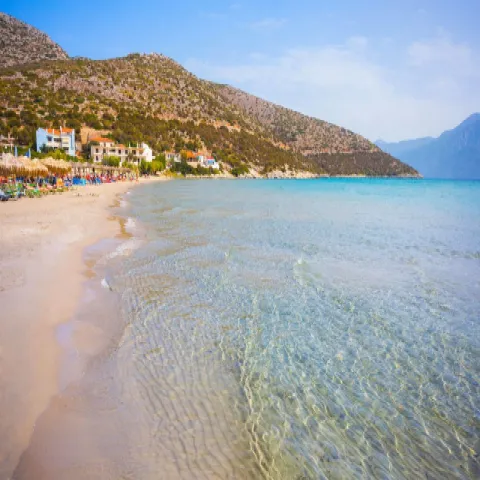 Strand Psili Ammos op Samos met goud zand en ondiep turquoise water