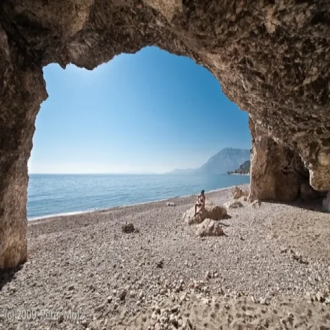 Balos Strand (Ormos Koumeikon) auf Samos mit Kiesstrand, klarem Wasser und kleinem Pier