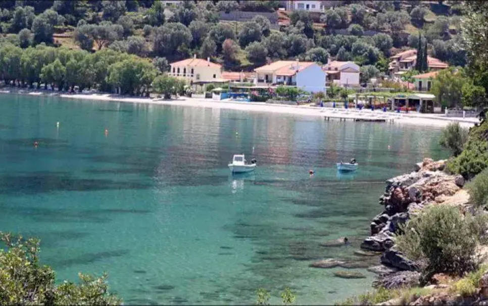 Παραλία Κέρβελη στη Σάμο με καθαρά νερά και θέα στη μικρασιατική ακτή