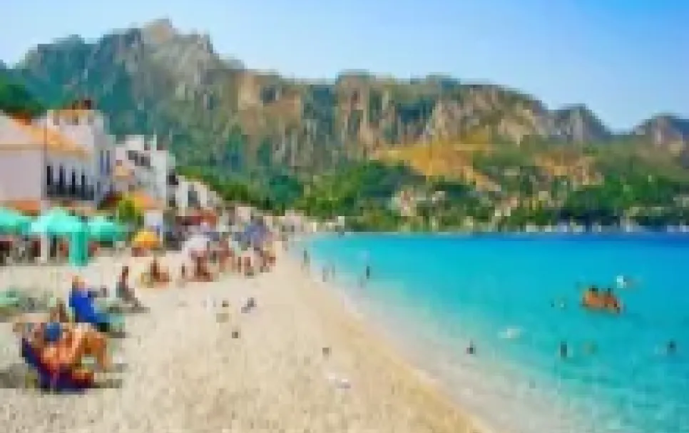 Η βοτσαλωτή παραλία Βελανιδιά κοντά στον Όρμο Μαραθοκάμπου στη Σάμο