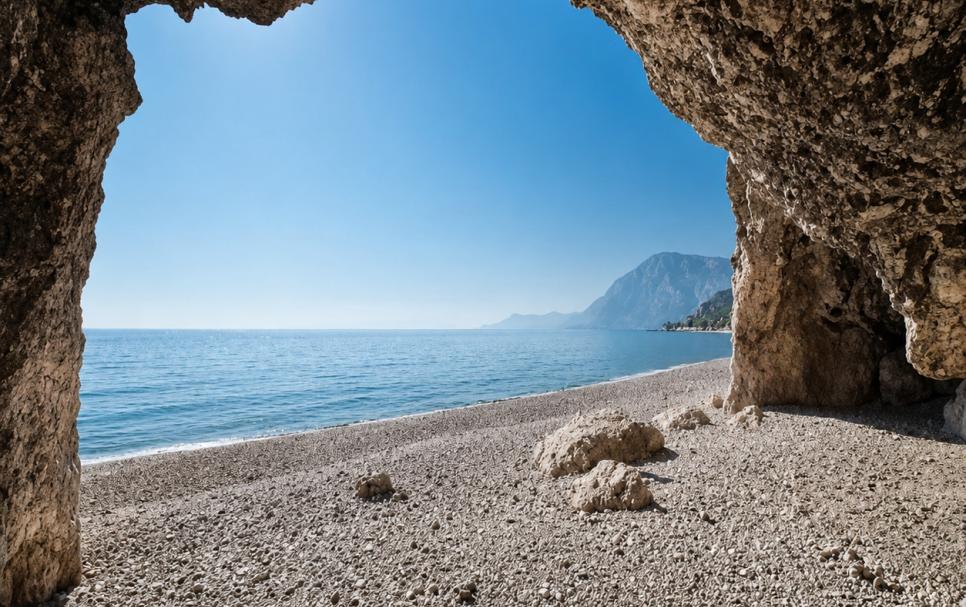 Παραλία Μπάλος (Όρμος Κουμεΐκων) στη Σάμο με βοτσαλωτή ακτή και μικρά τμήματα άμμου