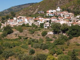 Dorf Mesogeios auf Samos mit Häusern, Hügeln und Meerblick.