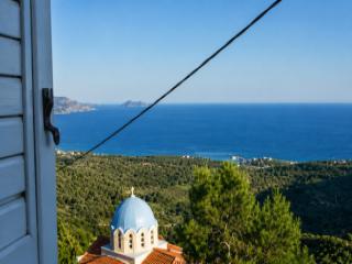 Τοπίο με σπίτια και ελαιώνες στα Ισώματα Μαραθόκαμπου Σάμου.